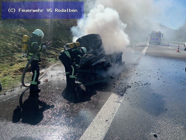 B2.03 - Fahrzeugbrand groß vom 04.04.2023  |  (C) Feuerwehr VG Rodalben (2023)