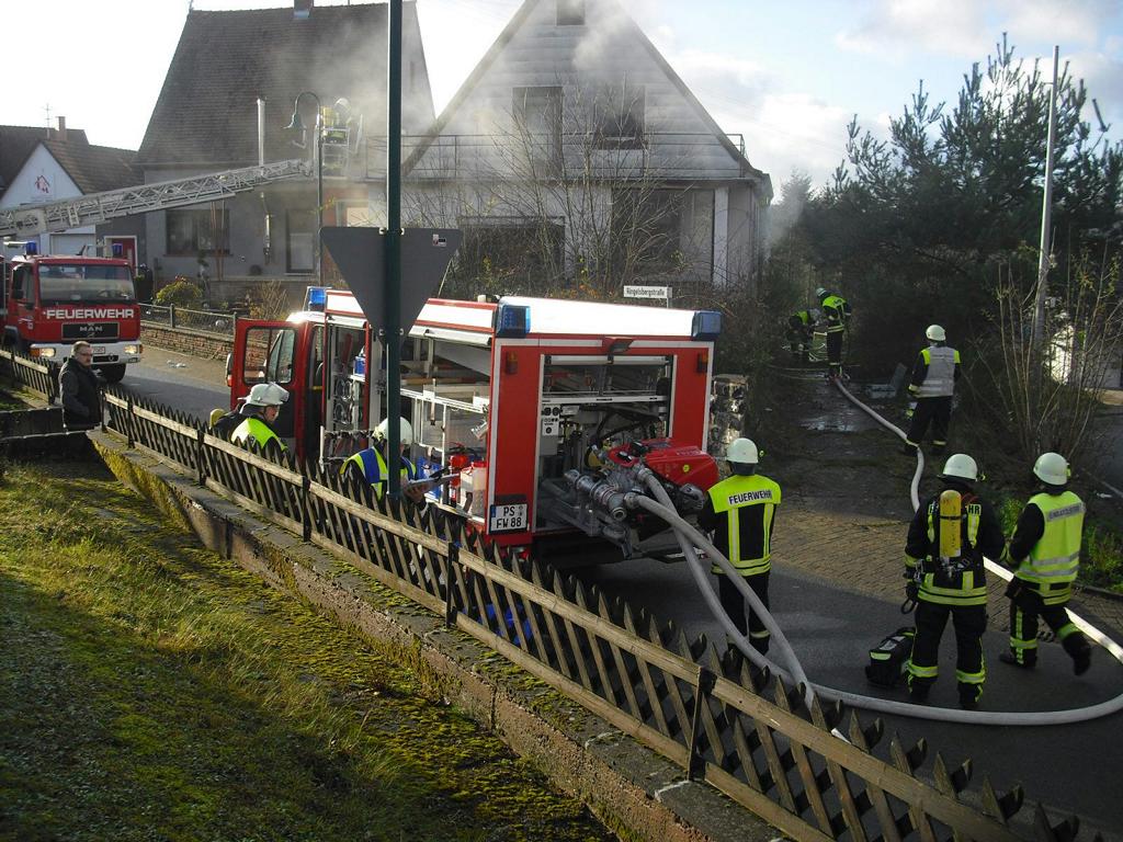 Blick Das TSF W vor dem Brandobjekt