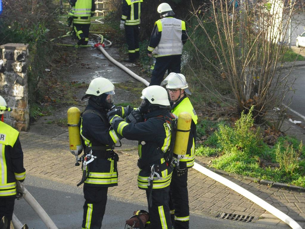 Blick Der Atemschutzreservetrupp bereitet sich für den Innenangriff vor