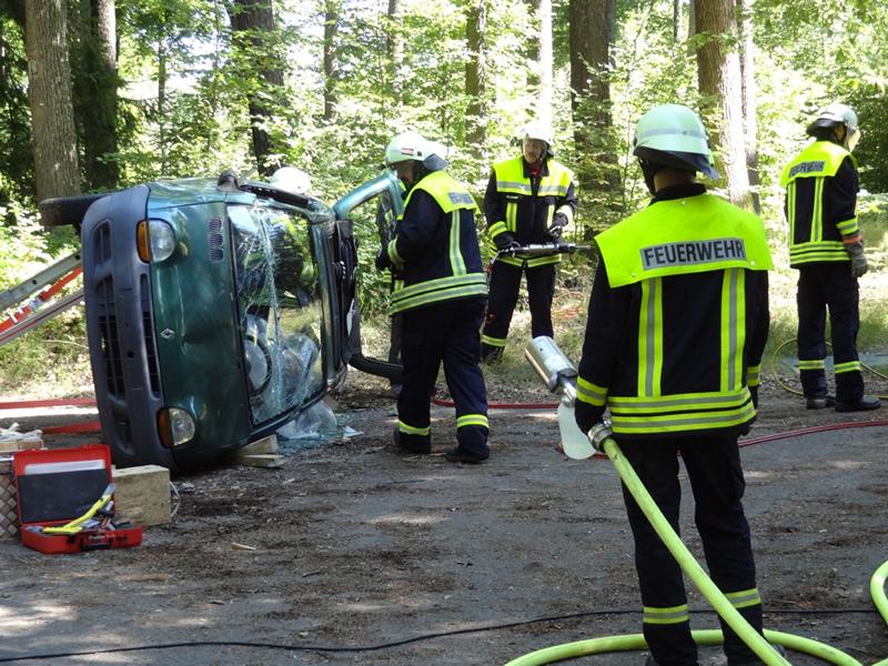 K800 1. Unfallauto in Seitenlage FFW Leimen