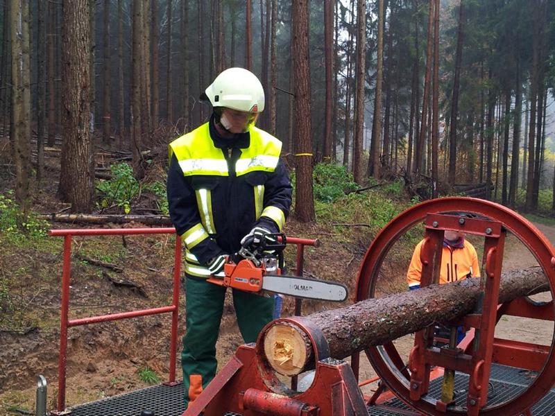 2. Florian Cronauer beim Ansetzen der Motorkettensäge