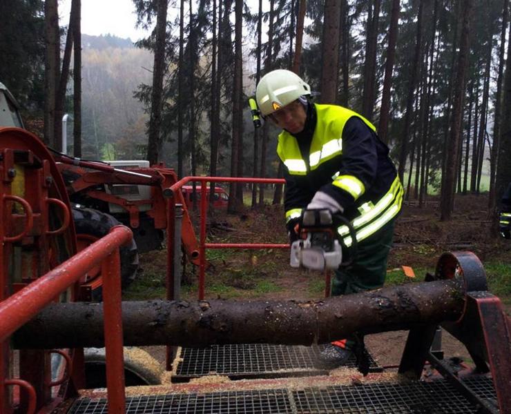 3. Emanuel Papantoniou bei Durchtrennen des Holzstammes