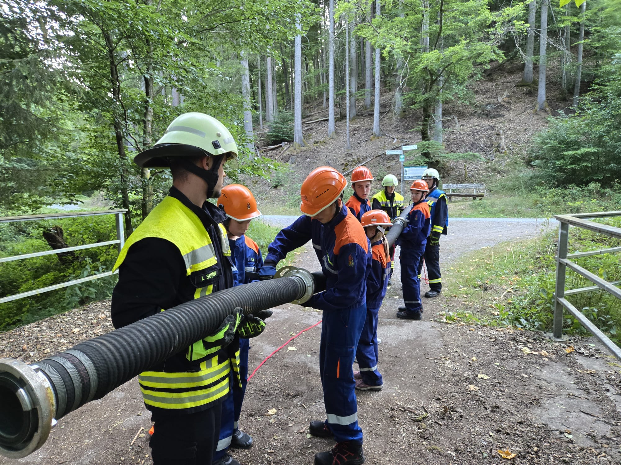 Gemeinsame Übung der Jugendfeuerwehr und Einsatzabteilung im Schwarzbachtal