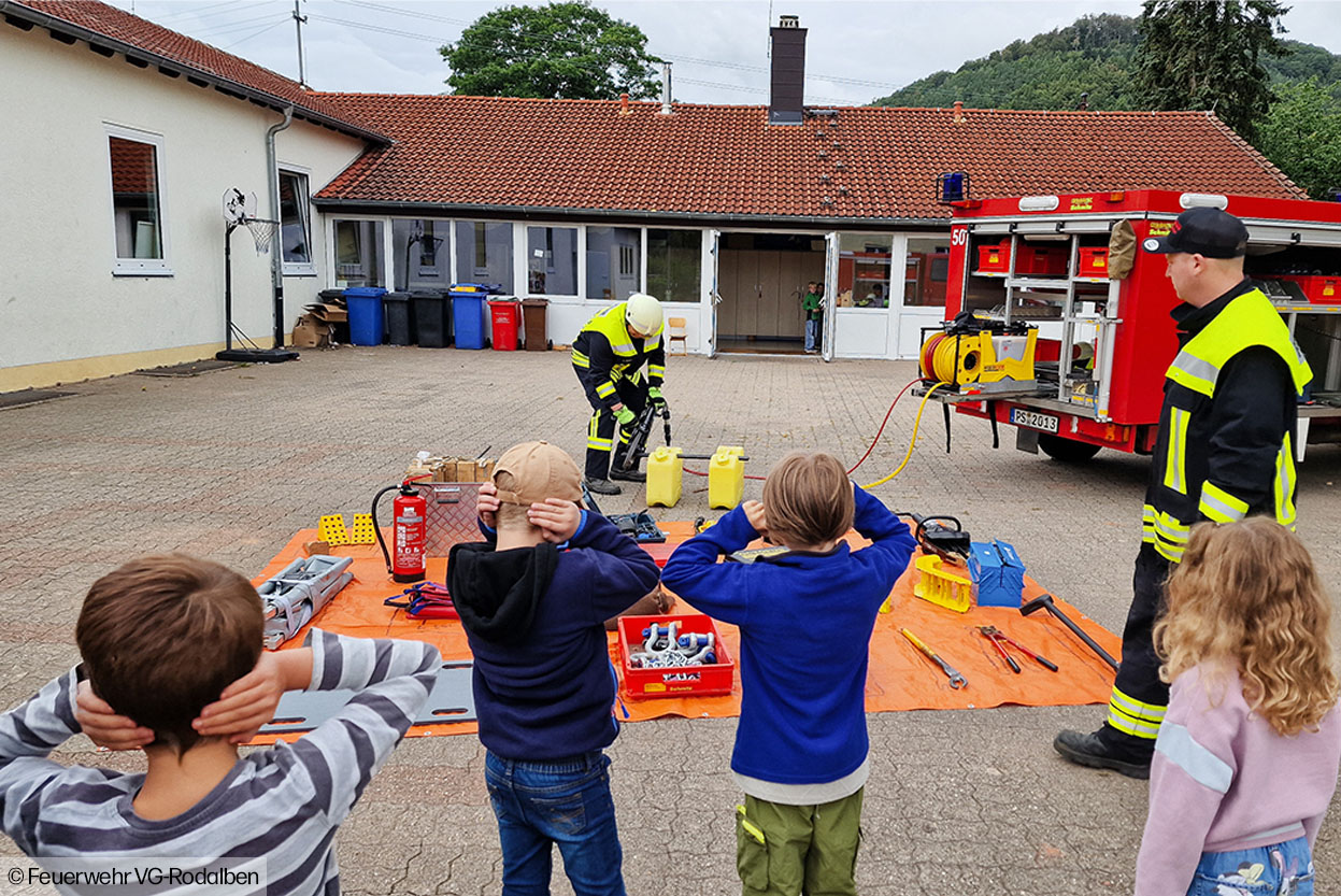 Großer Einsatz für kleine Lebensretter: Brandschutzerziehung an der Grundschule Merzalben-Leimen