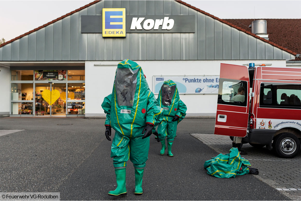 Einkaufen im Chemikalienschutzanzug – Feuerwehr zu Gast bei EDEKA Korb!